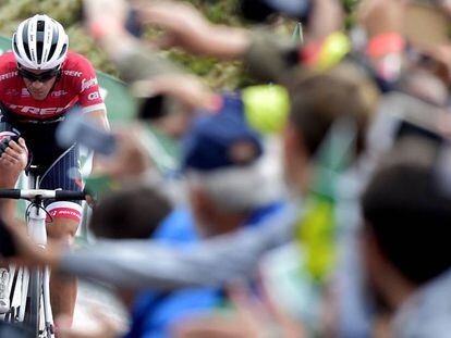 Contador, instantes antes de cruzar la meta en los Machucos.