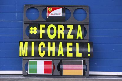 Mensaje de apoyo a Schumacher en el garaje de Ferrari en Jerez.