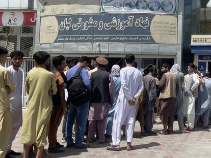 Afganos en una fila para retirar sus ahorros en los cajeros automáticos, en Kabul, este domingo.