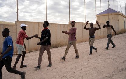 Un grupo de migrantes subsaharianos llega al Centro de Estancia Temporal de Inmigrantes (CETI) de Melilla, tras haber saltado la valla, este viernes 24 de junio de 2022.