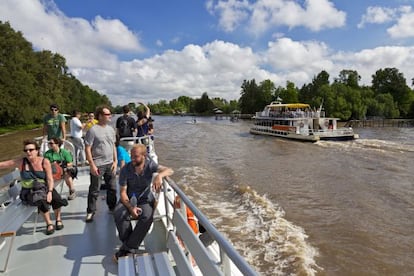 Crucero por el delta del río Paraná en las cercanías de Tigre, en la provincia de Buenos Aires.