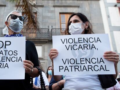 Participantes en una concentración feminista en la Plaza de la Candelaria en repulsa por "todos los feminicidios" en Santa Cruz de Tenerife.