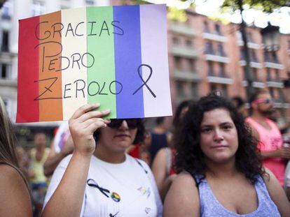 Una mujer muestra un cartel de agradecimiento a Zerolo durante el desfile de 2015.