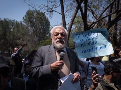 Protesta de alumnas contra Eduardo López Betancourt, presidente del Tribunal Universitario de la UNAM, en febrero de 2020.
