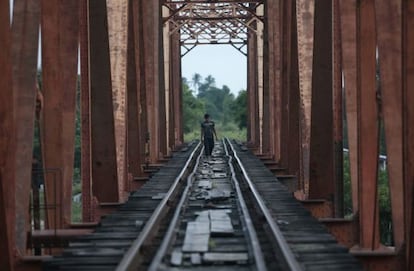 Un hombre camina sobre las vías del tren en Arriaga (Chiapas).