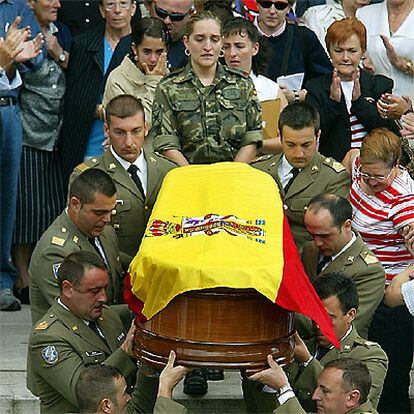 Varios compañeros llevan el féretro de José González Bernardino, en la iglesia de San José de Pumarín de Oviedo.