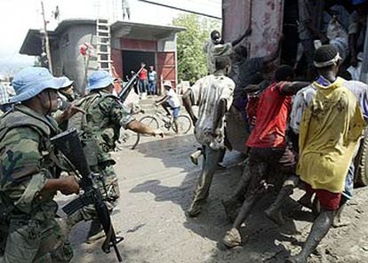 Un grupo de <i>cascos azules</i> protege un camión de ayuda humanitaria en la ciudad de Gonaives, en Haití.