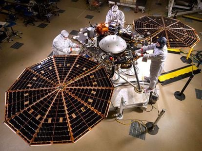La sonda espacial 'InSight', de la NASA, durante un ensayo de los paneles solares en los talleres de Lockheed-Martin, en Denver (EE.UU.)