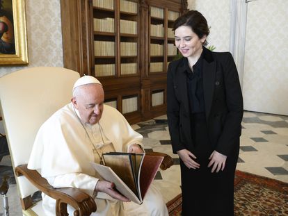 El Papa e Isabel Díaz Ayuso, esta mañana en el Vaticano.