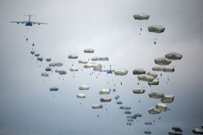 Paracaidistas españoles y estadunideses saltan desde aviones C-17 Globemaster en el campo de maniobras de San Gregorio.