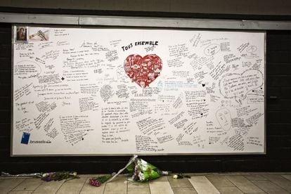 Un mural situado en la estación de Maelbeek recuerda a los asesinados en los atentados del metro y el aeropuerto de Bruselas. En el tablero se pueden leer mensajes de paz, solidaridad, amor y muchos otros en recuerdo de la víctimas.