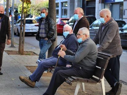 Un grupo de pensionistas en Terrasa (Barcelona).