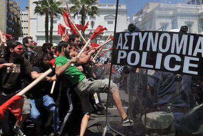 Manifestantes y policías se enfrentan a golpes frente al Parlamento griego, el pasado 1 de mayo.