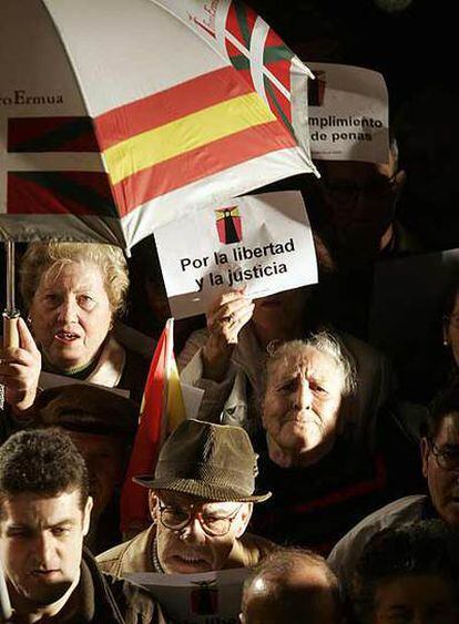 Protesta en la plaza de la Villa de Madrid contra la prisión atenuada para De Juana, el viernes pasado.