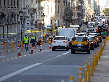 Primer día de obras en la larga reforma que afronta la Via Laietana de Barcelona.