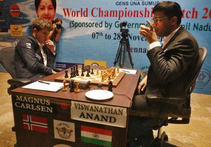 Carlsen y Anand, durante la partida de este lunes.