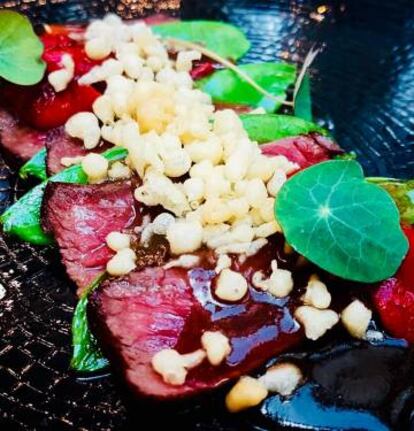 Tataki de ternera madurada, pimientos de cristal con tirabeques, y copos de tempura.