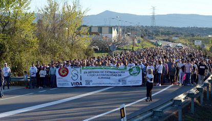 Manifestación ayer en Almaraz en defensa de la continuidad de la central.
