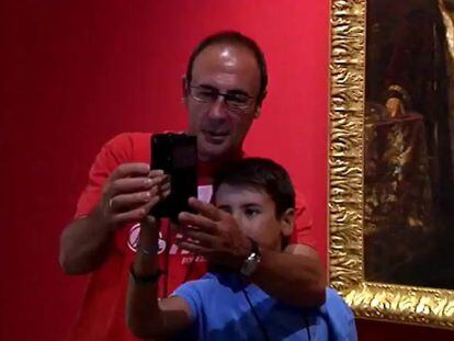 Un hombre y un niño se hacen un selfi en un museo.