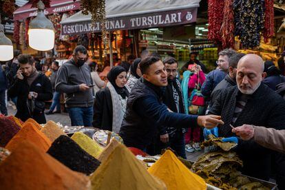 Un hombre paga en un puesto de un mercado en Estambul, en Turquía, el 16 de febrero.