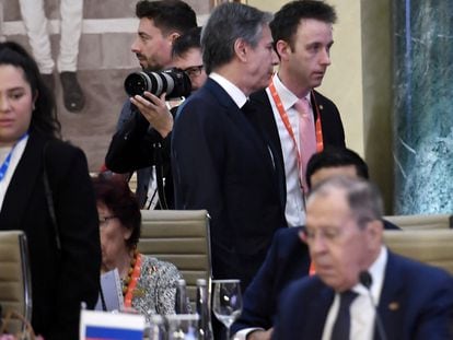 El secretario de Estado de Estados Unidos, Antony Blinken (arriba en el centro), pasa junto al ministro de Asuntos Exteriores ruso, Serguéi Lavrov, durante la reunión de ministros de Asuntos Exteriores del G-20, celebrada en Nueva Delhi este jueves.