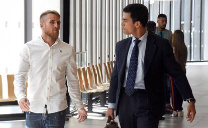 Samu Sáiz (izquierda), con su abogado, Juan Gonzalo Ospina, en el Palacio de Justicia de Huesca.