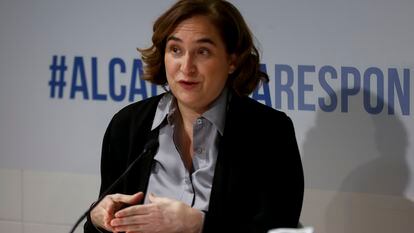 La alcaldesa Ada Colau, durante el encuentro con la prensa en el Colegio de Periodistas de Barcelona.