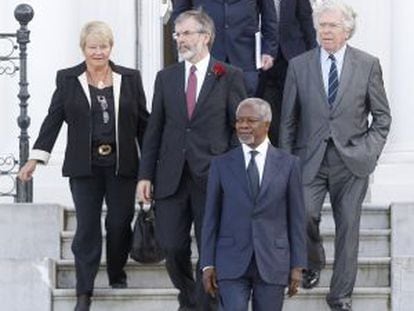 Algunos de los participantes en la conferencia de paz de 2011. En primer término, Kofi Annan.