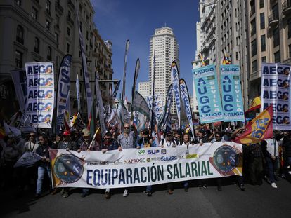 Asistentes a la manifestación convocada por sindicatos y asociaciones de la Policía Nacional y la Guardia Civil, a su paso por la Gran Vía madrileña, este sábado.