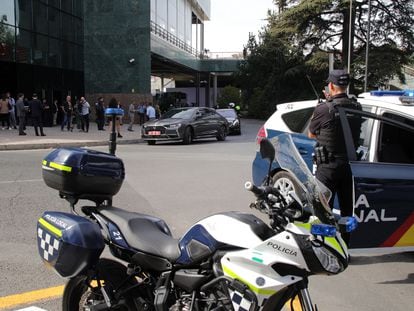 Dispositivo de la Policía Nacional a las puertas del Palacio de Congresos de Granada.