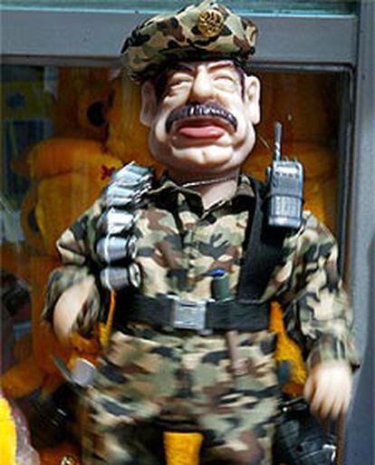 Mientras Estados Unidos centra sus esfuerzos en hallar a Sadam Husein, en China se han empezado a vender ya estos muñecos con su efigie.