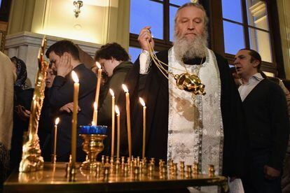 Un sacerdote ortodoxo dirige una misa en memoria de las víctimas del atentado del metro de San Petersburgo, en una capilla de Moscú.