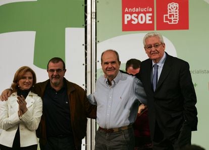 De izquierda a derecha, Eli Maldonado y los expresidentes de la Junta de Andalucía José María Rodríguez de la Borbolla, Manuel Chaves y Rafael Escudero, en un mitin del PSOE en 2006.