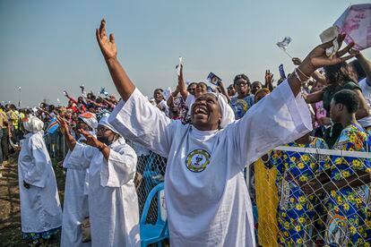 Una mujer celebra la llegada del Papa a la misa masiva celebrada en Kinsasa.