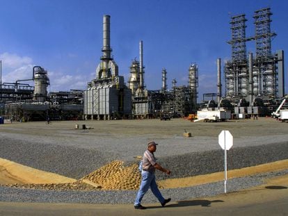Un trabajador camina frente a una refinería en Anzoategui, Venezuela, en una imagen de archivo.