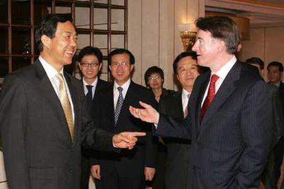 El ministro chino de Comercio, Bo Xilai, con el comisario europeo Peter Mandelson.