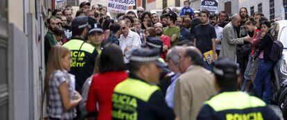Protesta vecinal por un desahucio en Madrid