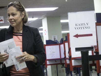 Una mujer vota por adelantado en Cincinnati. 