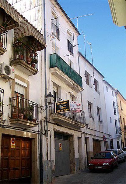 Fachada del inmueble de Plasencia donde fueron descubiertos los cadáveres de una mujer de 36 años y de su bebé.