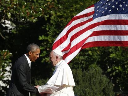 El papa Francisco es recibido por el presidente de Estados Unidos, Barack Obama, a su llegada a la Casa Blanca, Washington (EE UU), el 23 de septiembre del 2015.