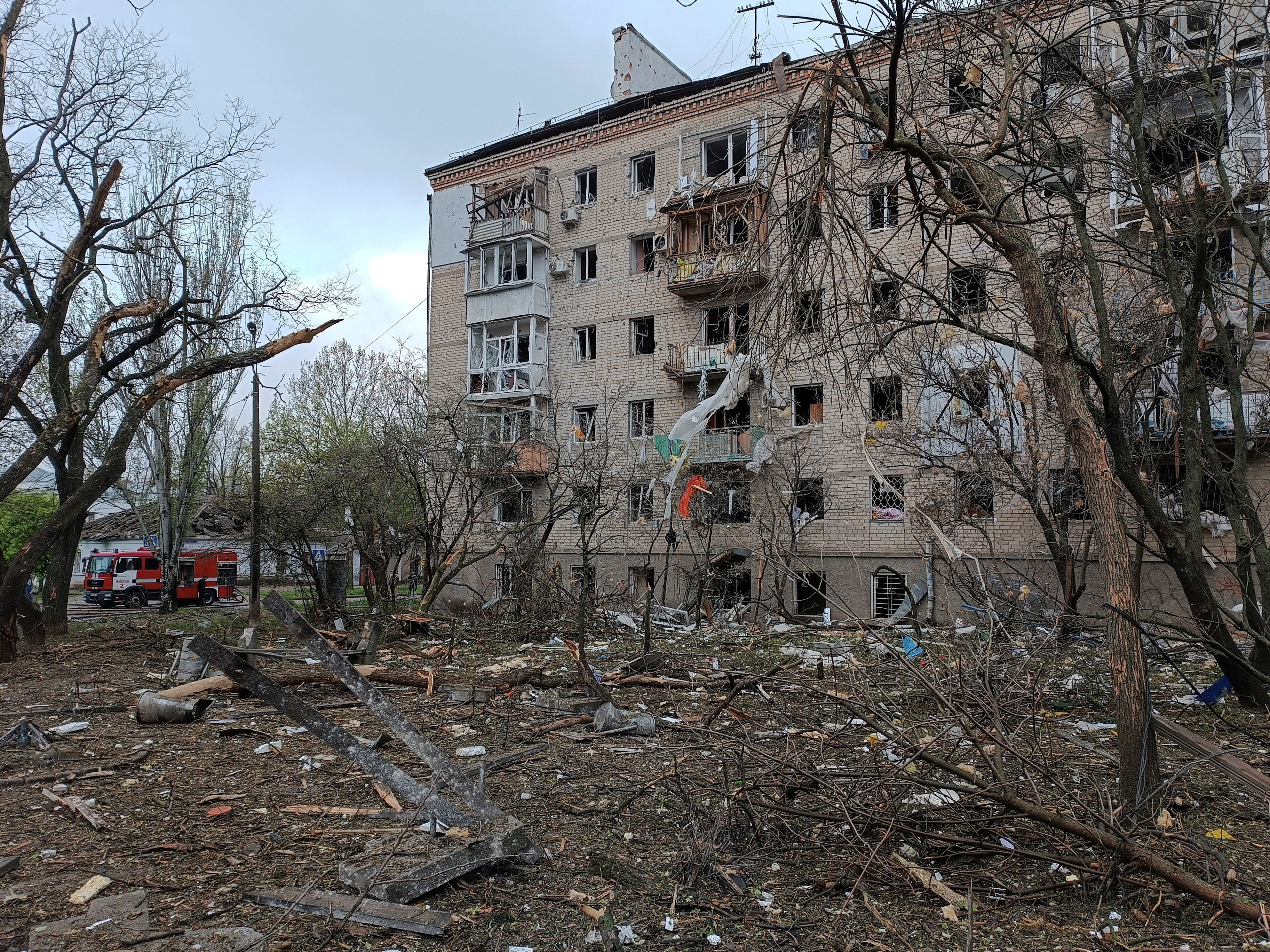 Un edificio de apartamentos dañado por un ataque en Mikolaiv este jueves.