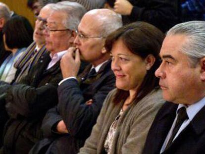 Fidel Pallerols, su mujer, Mari Cruz Guerrero, y Santiago Vallv&eacute;, junto al resto de acusados en el caso Pallerols, en la Audiencia de Barcelona.