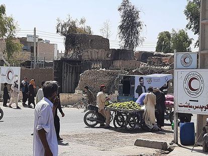 Un hombre camina por las calles de Zaranj, la primera capital de provincia tomada por los talibanes, este sábado 7 de agosto.