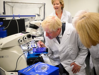 Boris Johnson visita este lunes el instituto Francis Crick, en Londres.