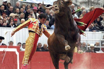 El Juli, durante su faena de este viernes en la primera corrida de la feria de la ciudad francesa de Arlés.