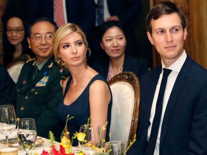 Ivanka Trump, junto a su marido Jared Kushner, a la derecha, durante la cena del presidente Trump con el l&iacute;der chino. 