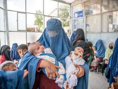 El 9 de julio de 2023, varias personas esperan a ser atendidas por el médico en el Hospital Provincial de Wardak, en el centro de Afganistán.