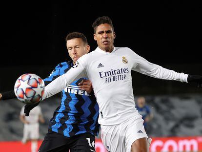 Raphael Varane disputa el balón con el croata del Inter Ivan Perisic, en un partido de Champions en Valdebebas en noviembre.