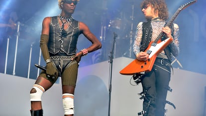 Yves Tumor (izquierda) actuando en el festival de Glastonbury (Inglaterra) el 25 de junio de 2022.