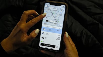 Una mujer solicita un auto en Bogotá.